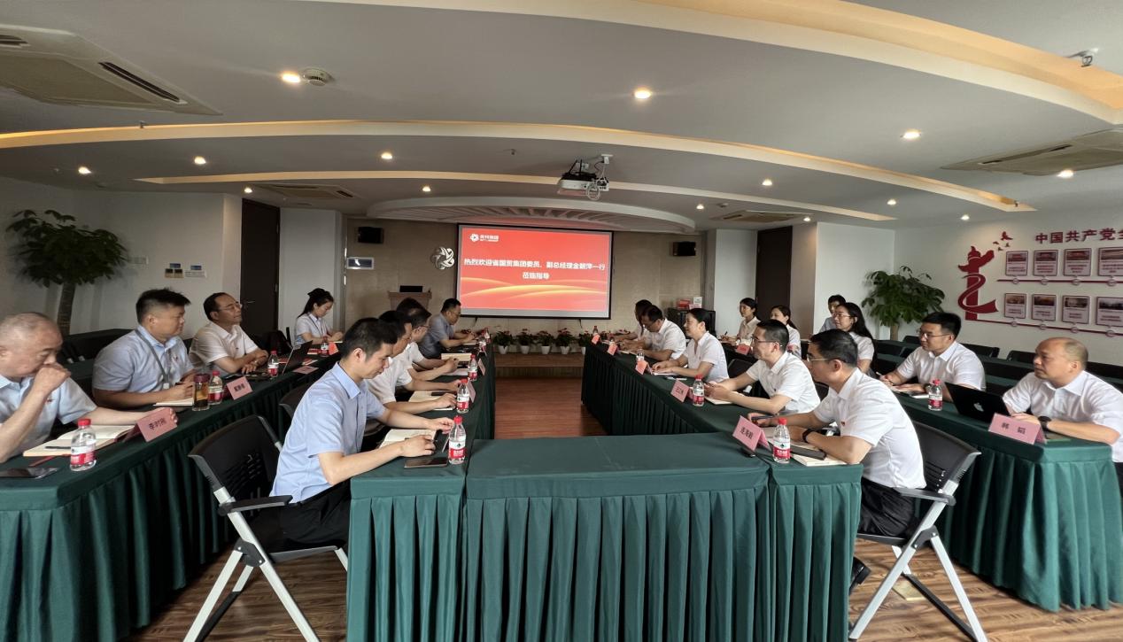 省國貿(mào)集團黨委委員、副總經(jīng)理金朝萍來英特生物宣講主題教育專題黨課